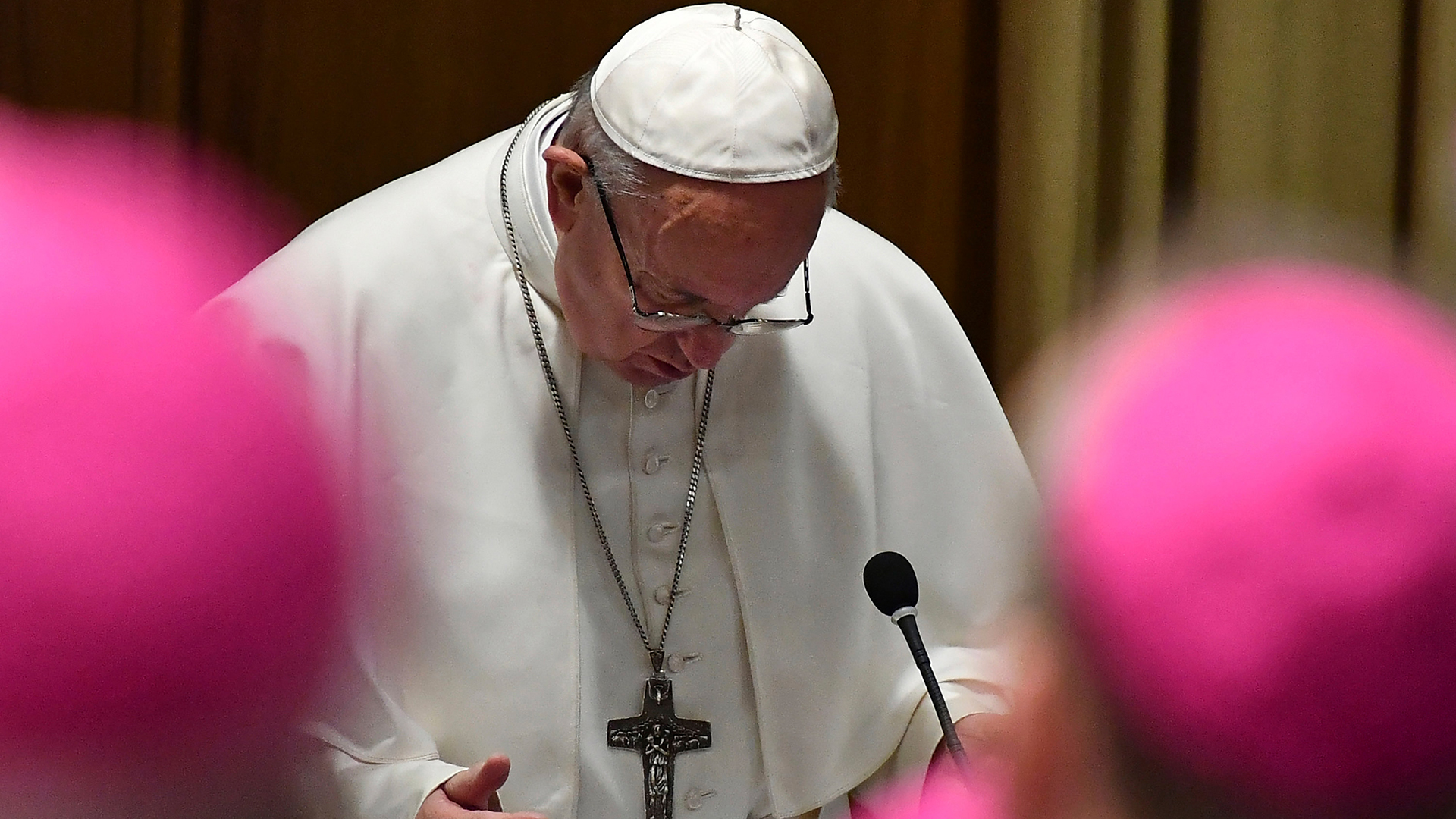 Papst Franziskus betet bei der Eröffnung des Gipfeltreffens zum Thema Missbrauch. | dpa