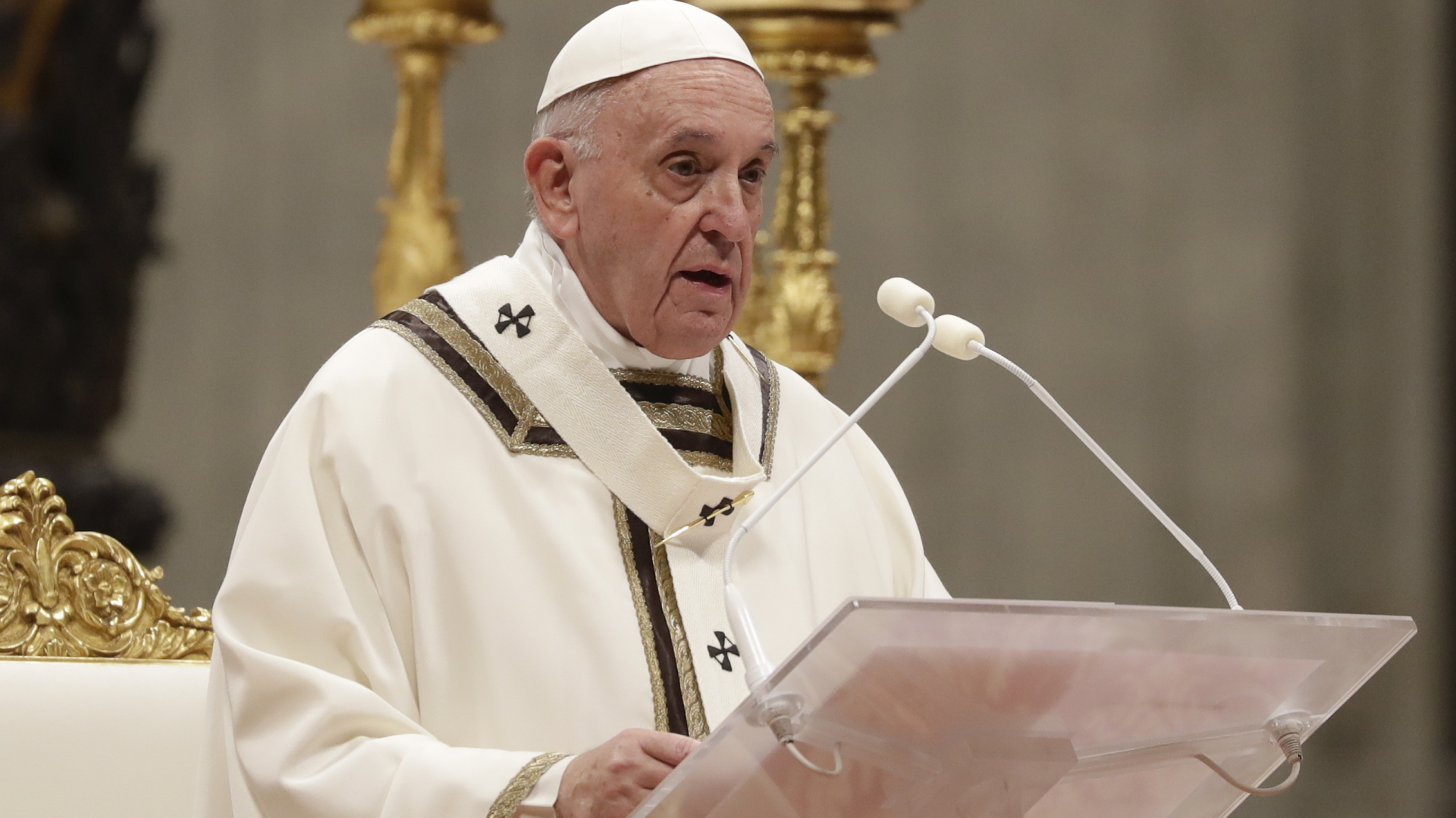 Papst Franziskus spricht während des Weihnachtsgottesdienstes im Petersdom.   | dpa