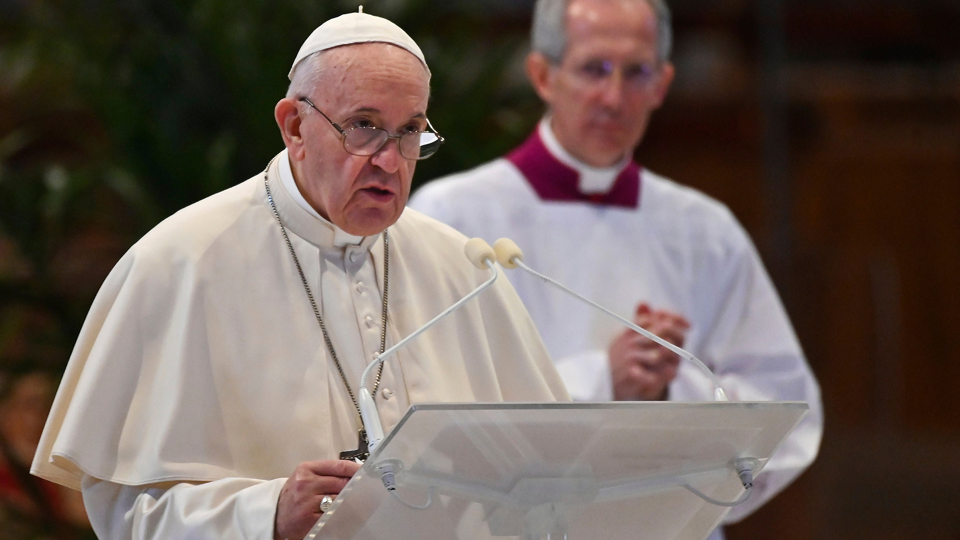 Papst franziskus spricht während der Ostermesse. | AP