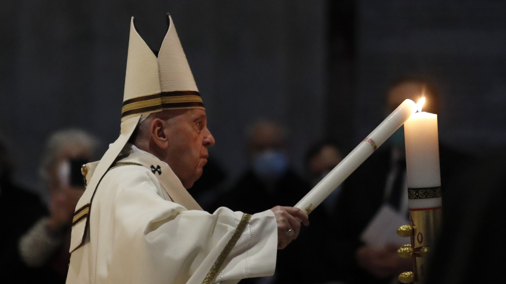 Papst Franziskus bei der Messe im Petersdom | dpa