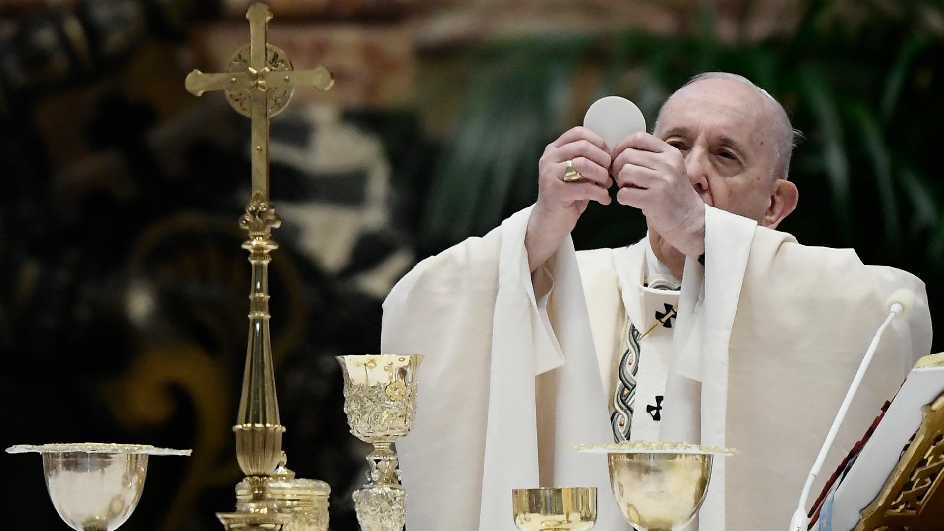 Papst Franziskus zelebriert das Abendmahl während der Ostermesse im Petersdom.