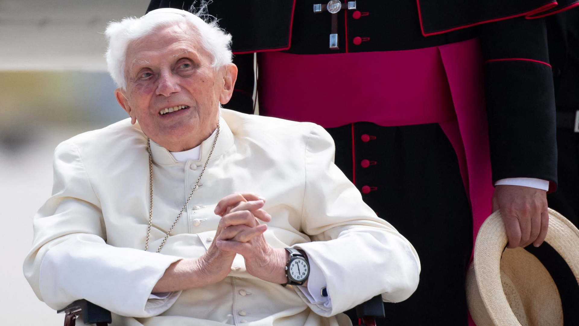 Der emeritierte Papst Benedikt XVI. faltet die Händer (Archivbild von 2020) | AFP