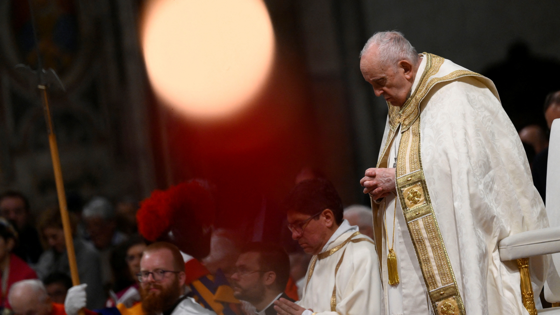 Papst leitet Feier der Osternacht