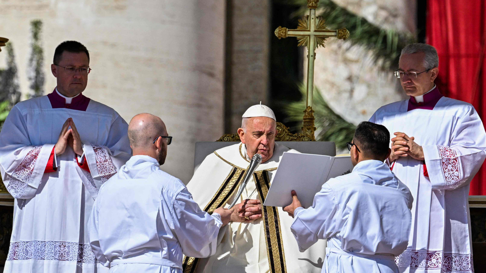 Papst Franziskus bei der Ostermesse auf dem Petersplatz