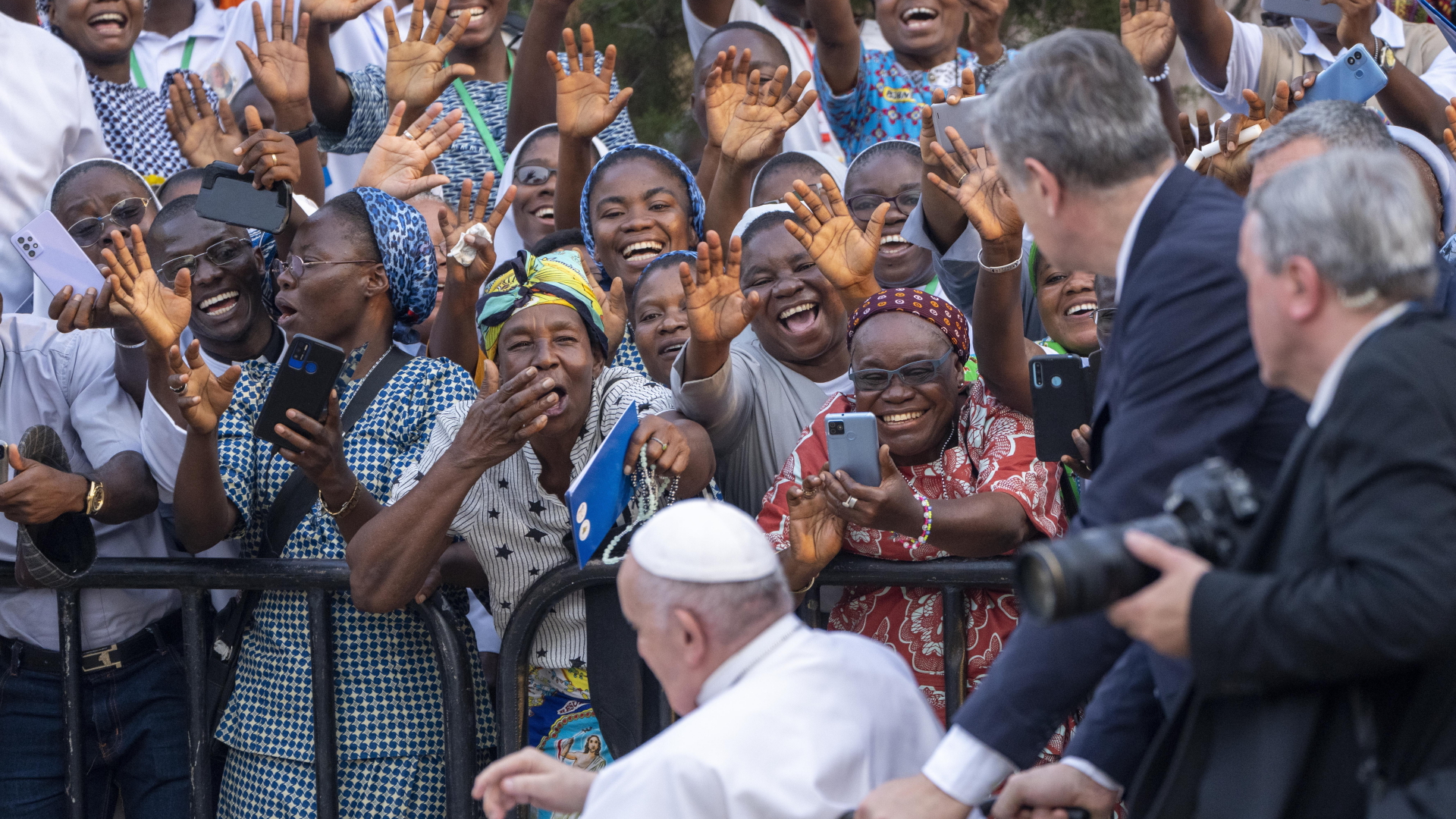 Papst Franziskus begrüßt Gläubige in der Demokratischen Republik Kongo. | dpa