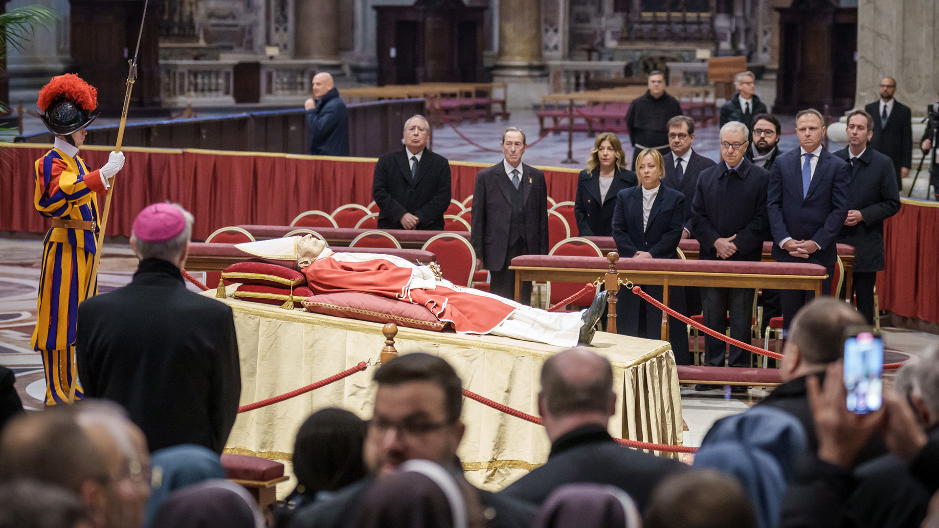 Der Leichnam des verstorbenen emeritierten  Papst Benedikt im Petersdom | dpa