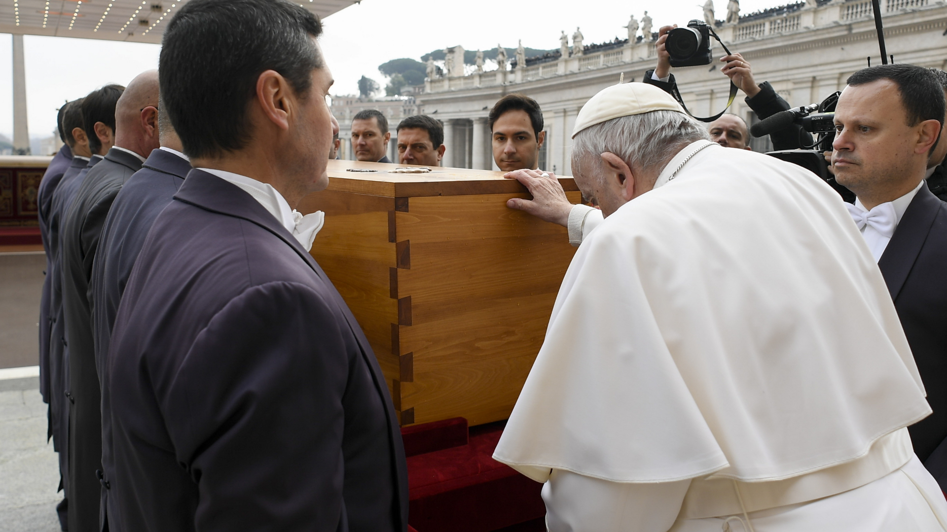 Papst Franziskus berührt den Sarg des verstorbenen emeritierten Papstes Benedikt XVI. | dpa