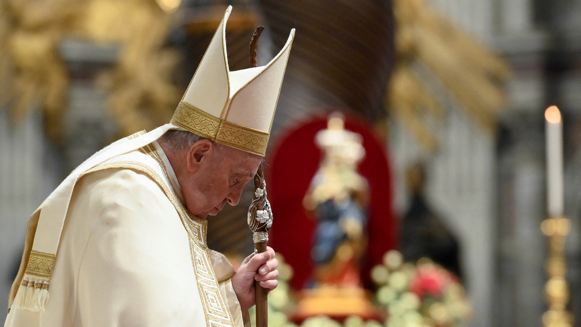 Papst Franziskus zelebriert das Te Deum im Petersdom. | via REUTERS