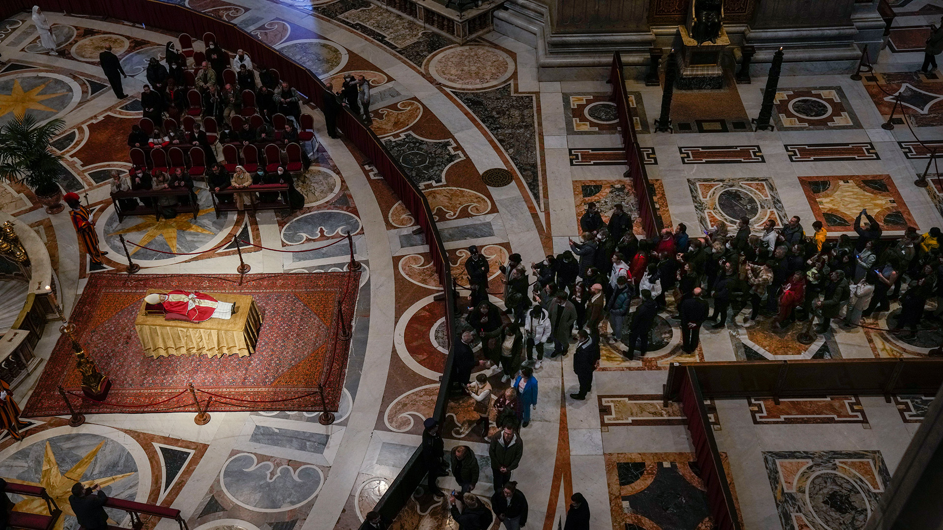 Menschen stehen Schlange, um sich von dem verstorbenen emeritierten Papst Benedikt XVI. zu verabschieden. | dpa