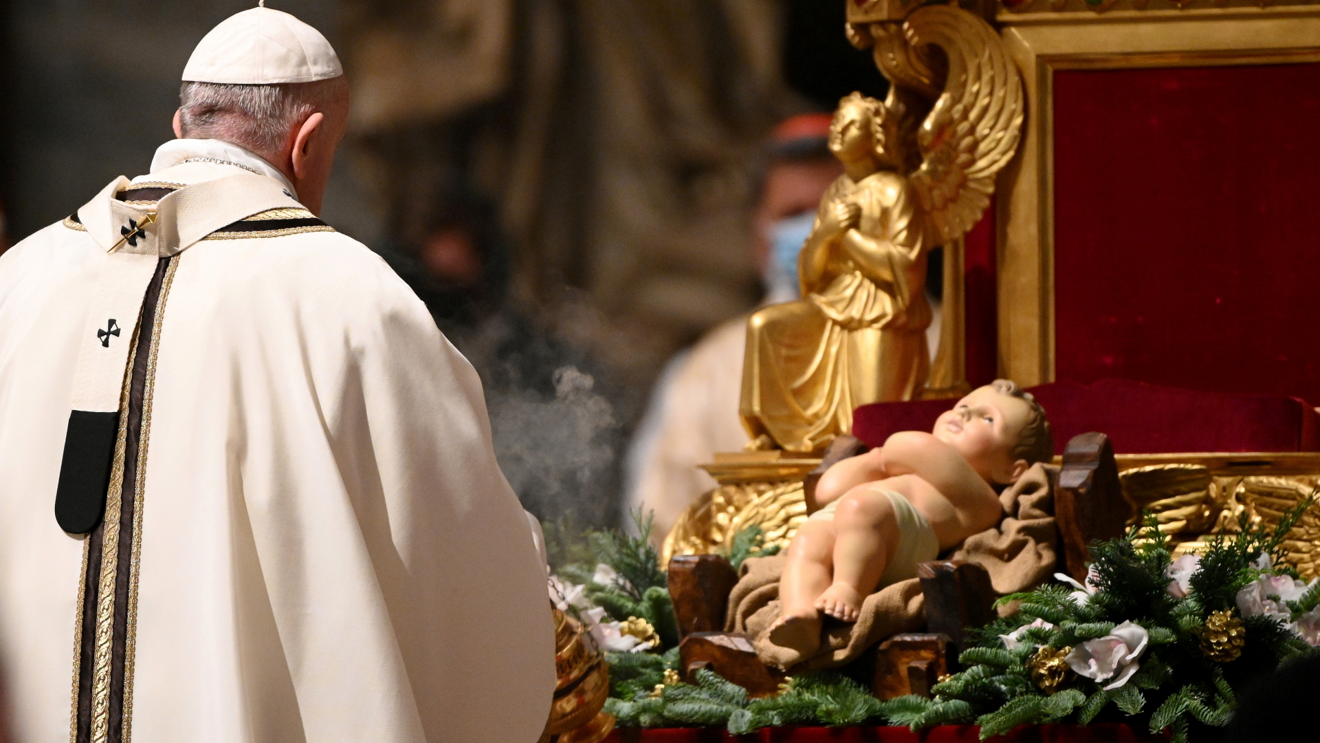 Papst Franziskus vor einer Figur des Jesuskindes bei der Christmette im Petersdom. | via REUTERS