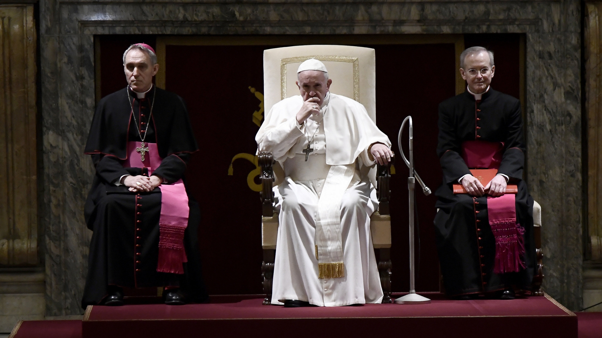 Papst Franziskus bei einem Treffen der Kurie | Bildquelle: AP