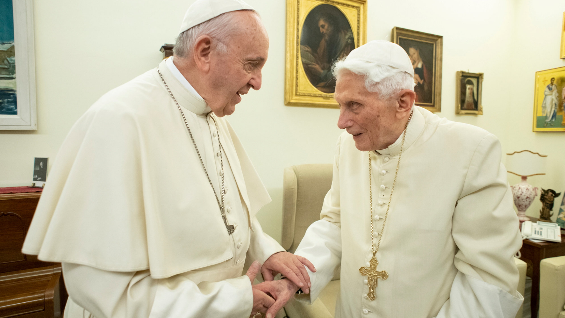 Papst Franziskus und sein Vorgänger Papst Benedikt.  | REUTERS