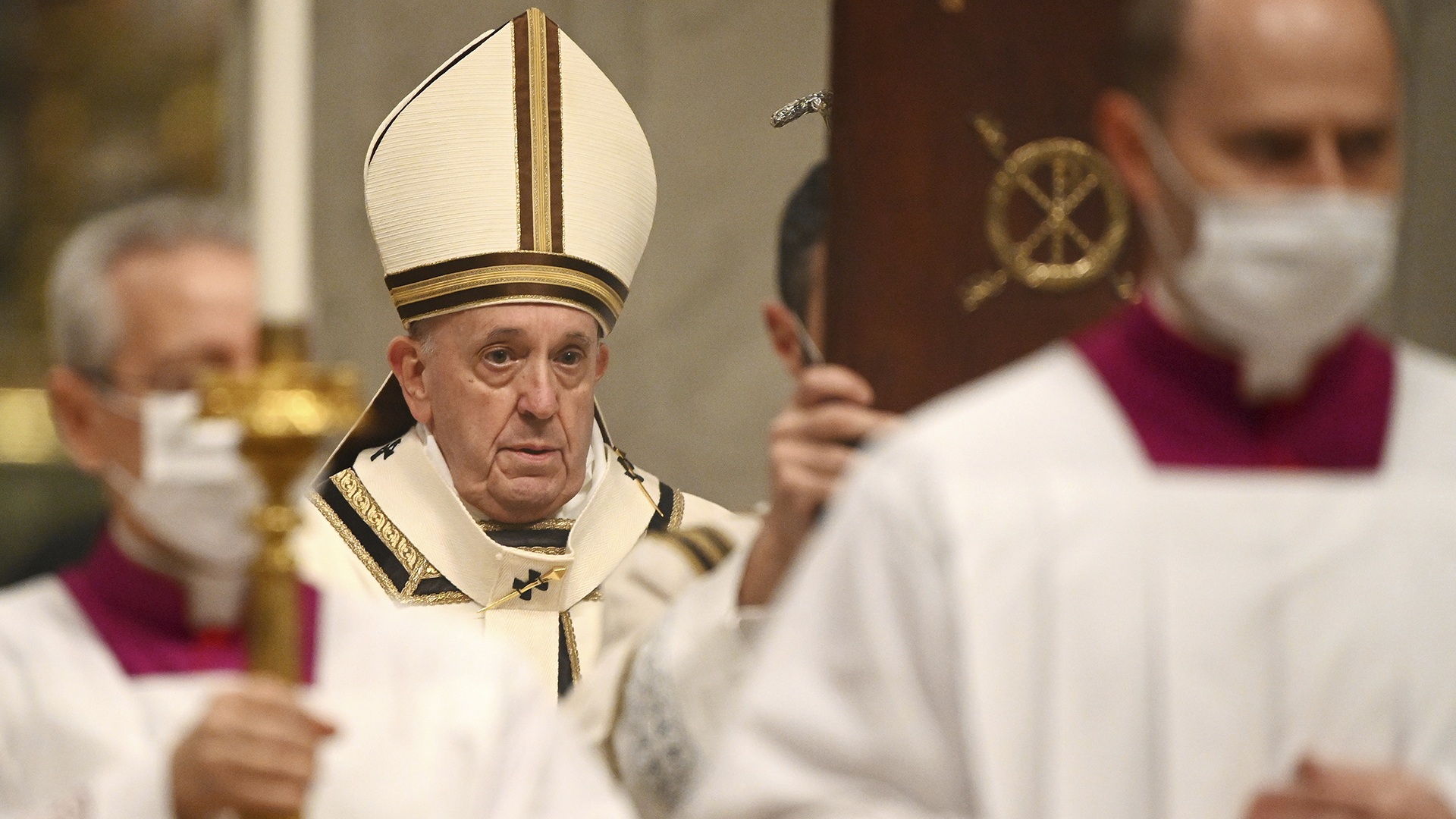 Papst Franziskus bei der Christmette im Petersdom. | dpa