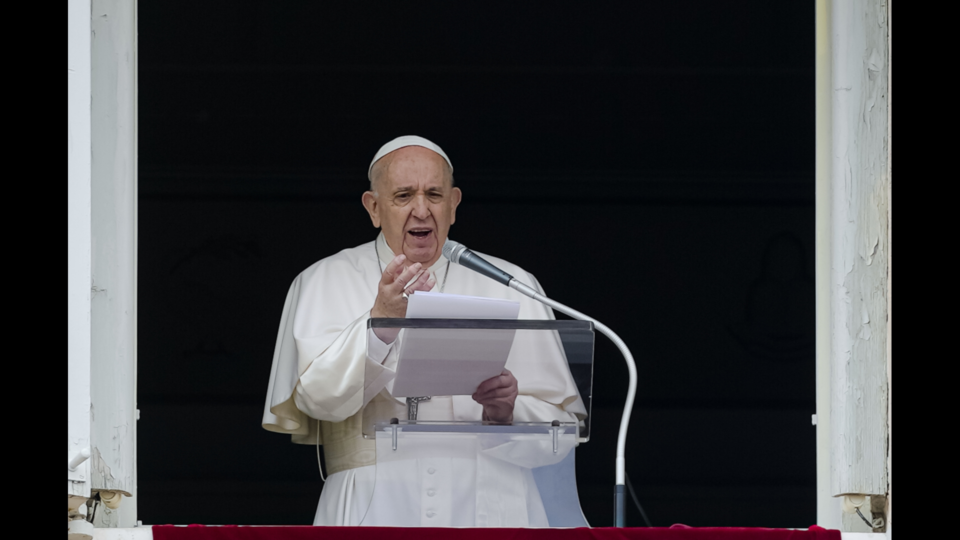 Papst Franziskus spricht am Fenster seines Arbeitszimmers mit Blick auf den Petersplatz. | dpa