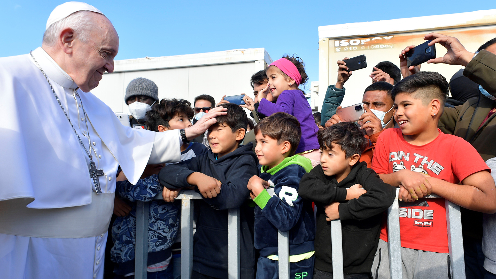 Papst Franziskus mit Kindern im Lager Mavrovouni auf Lesbos. | via REUTERS