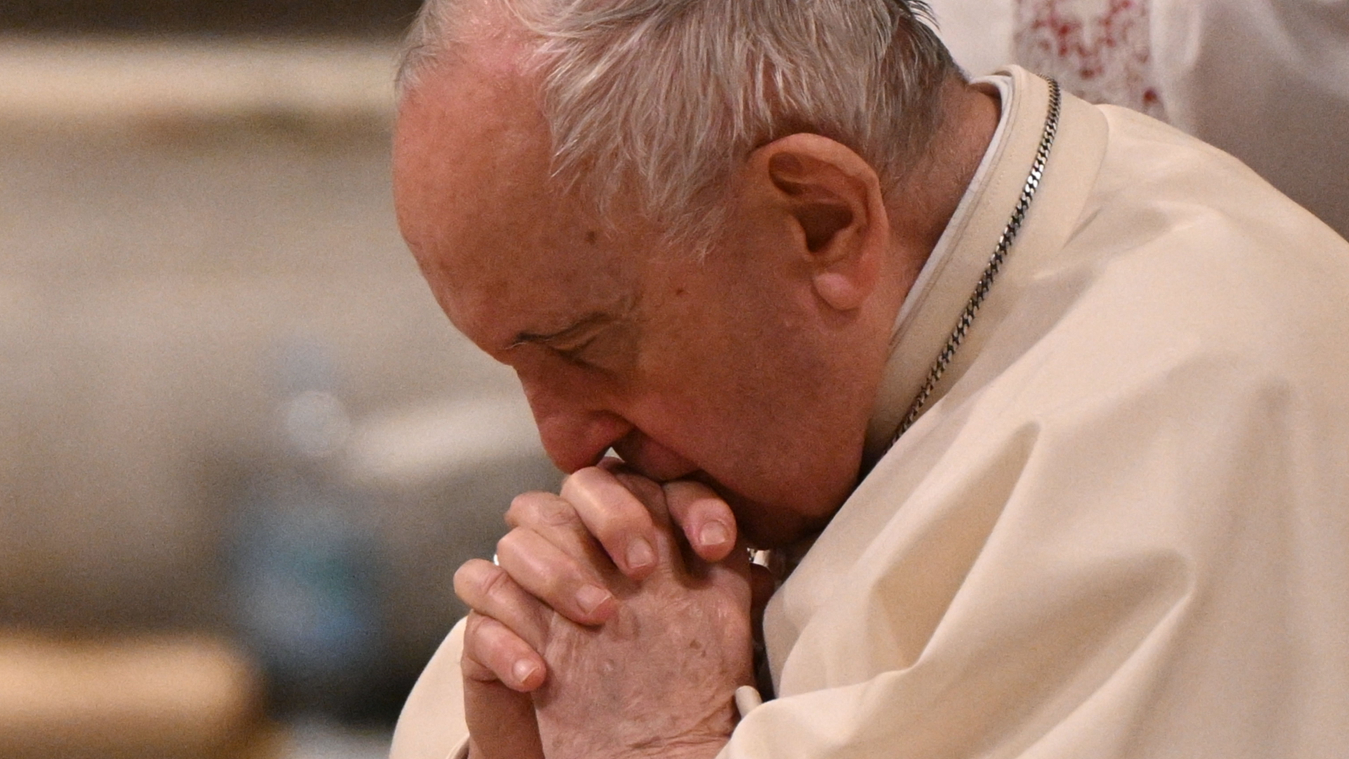 Papst Franziskus betet während der Osternachtfeier.