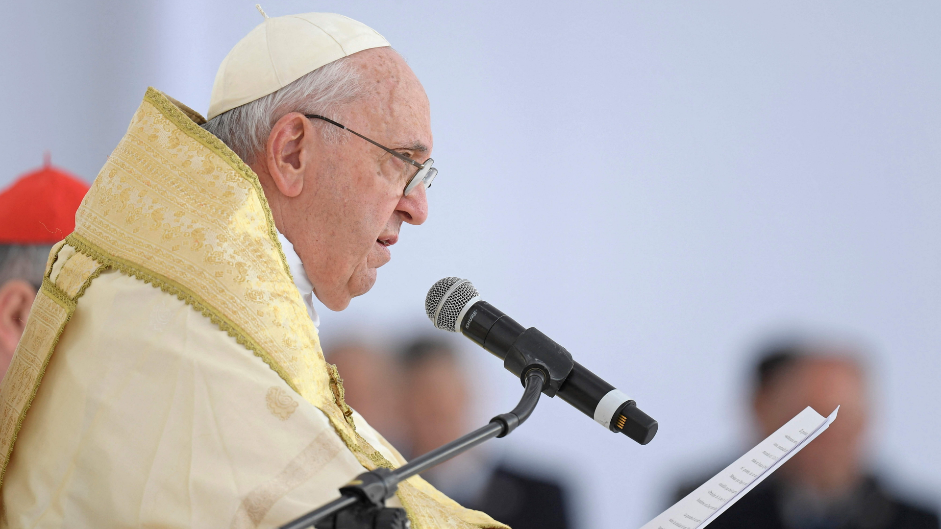 Papst Franziskus hält im November 2022 während eines Besuchs in Bahrain in Riffa eine Messe. | AFP