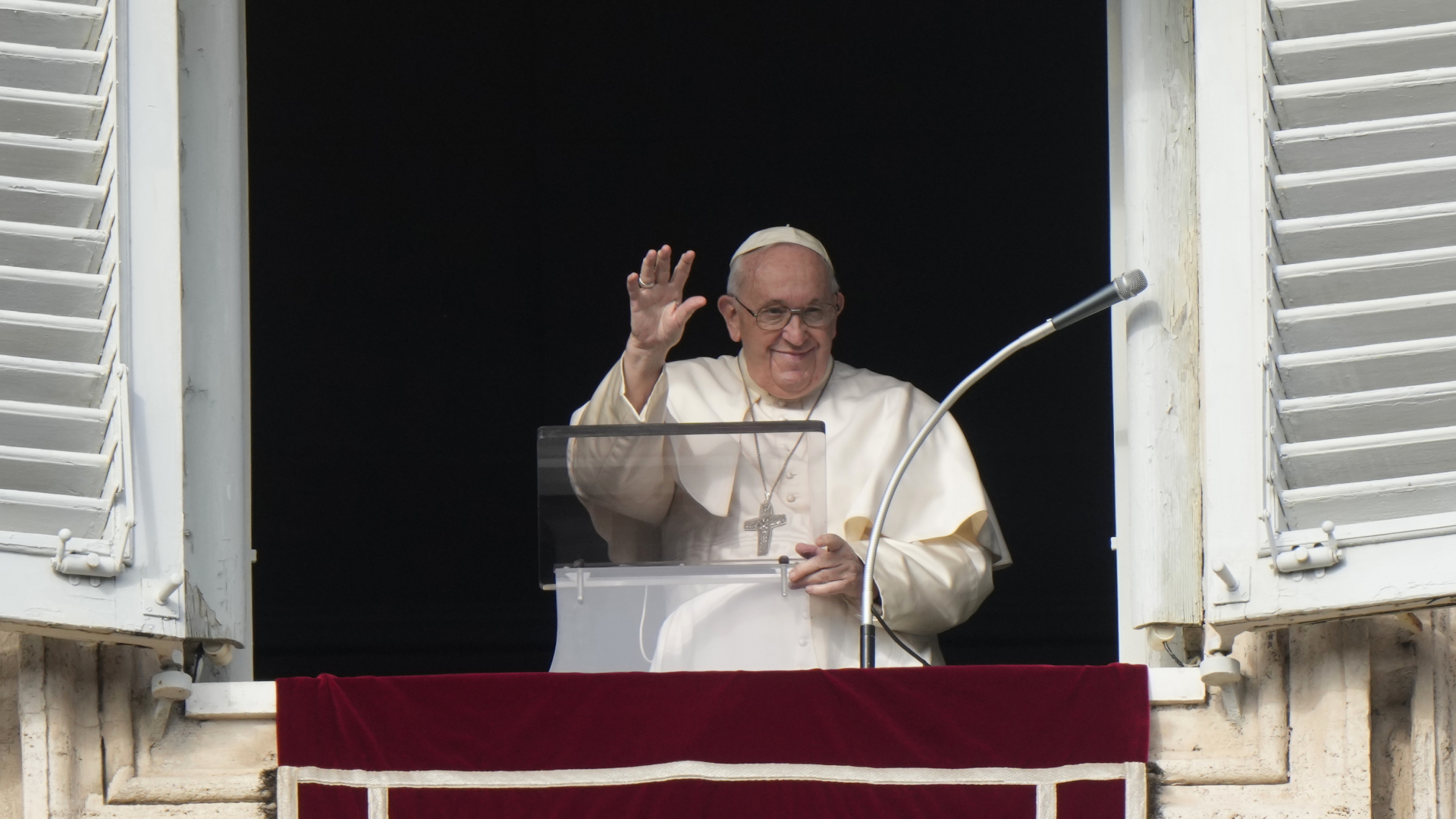 Papst Franziskus spricht das Angelus-Gebet aus dem Fenster seines Studios  | dpa