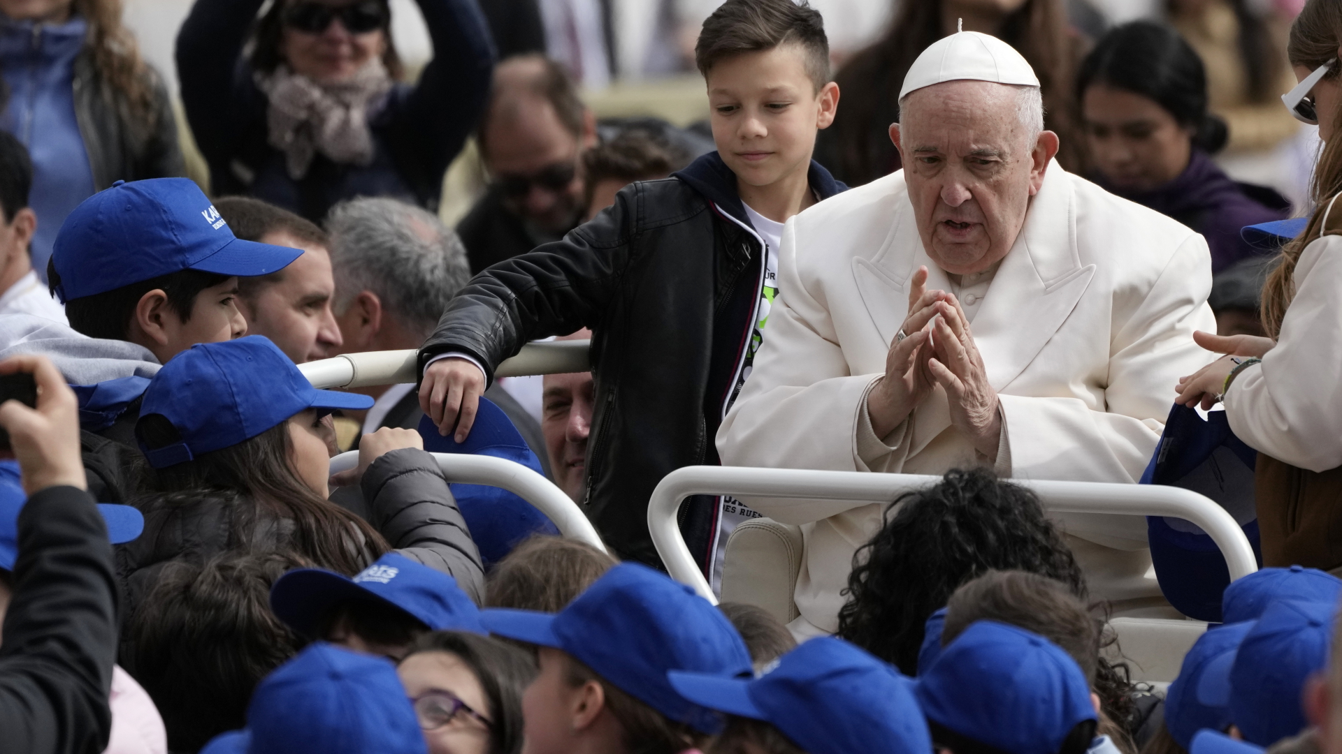 Papst Franziskus mit Atemwegsinfekt in Krankenhaus