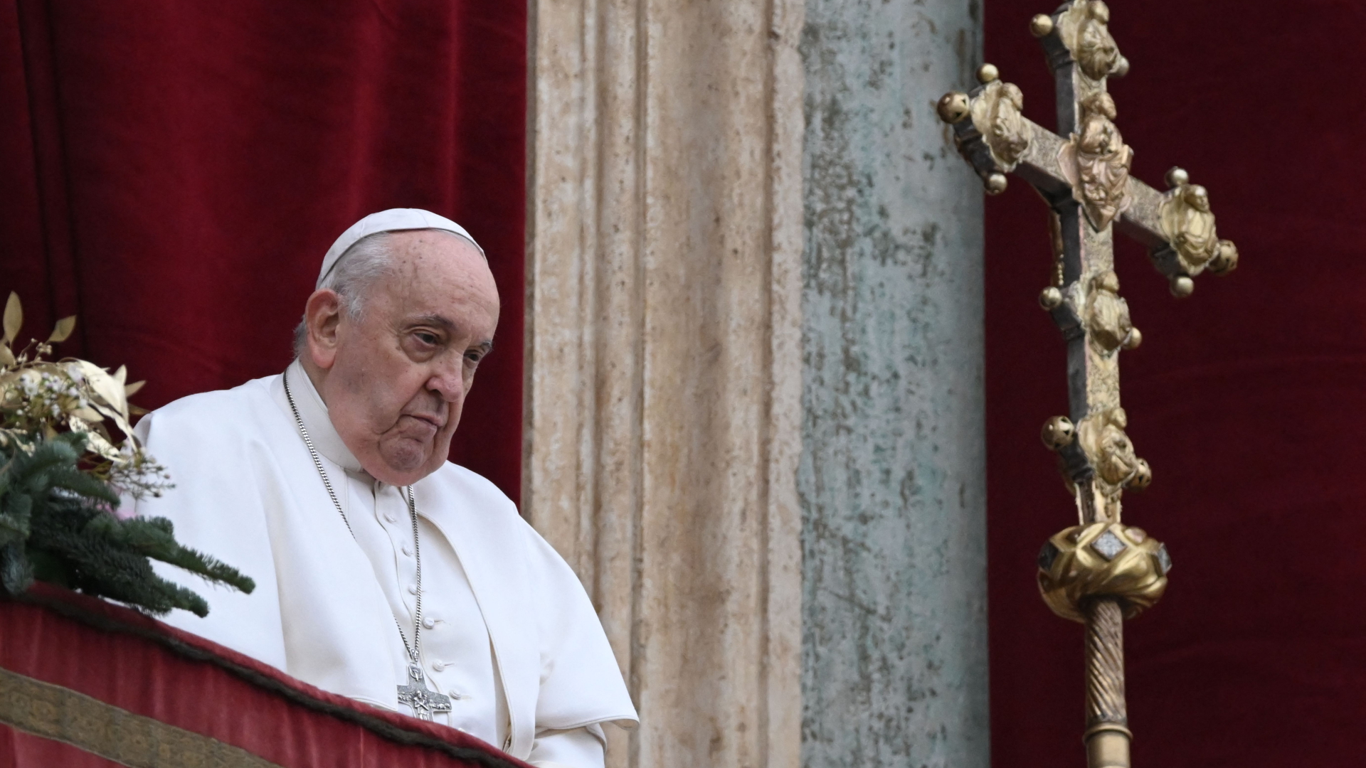 Papst Franziskus blickt vom Balkon des Petersdoms.