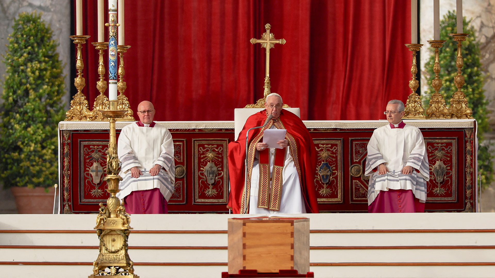 Papst Franziskus leitet die Beerdigungszeremonien für Benedikt XVI. auf dem Petersplatz im Vatikan. | REUTERS