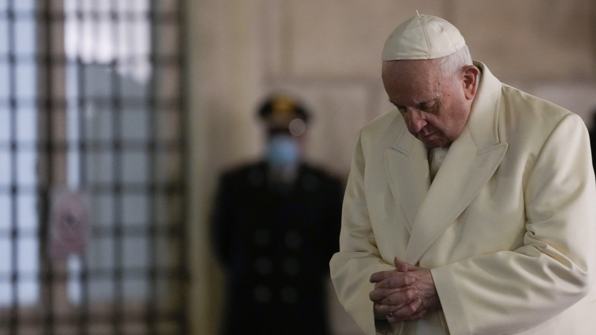 Papst Franziskus betet in Rom vor einer Statue der Jungfrau Maria | EPA