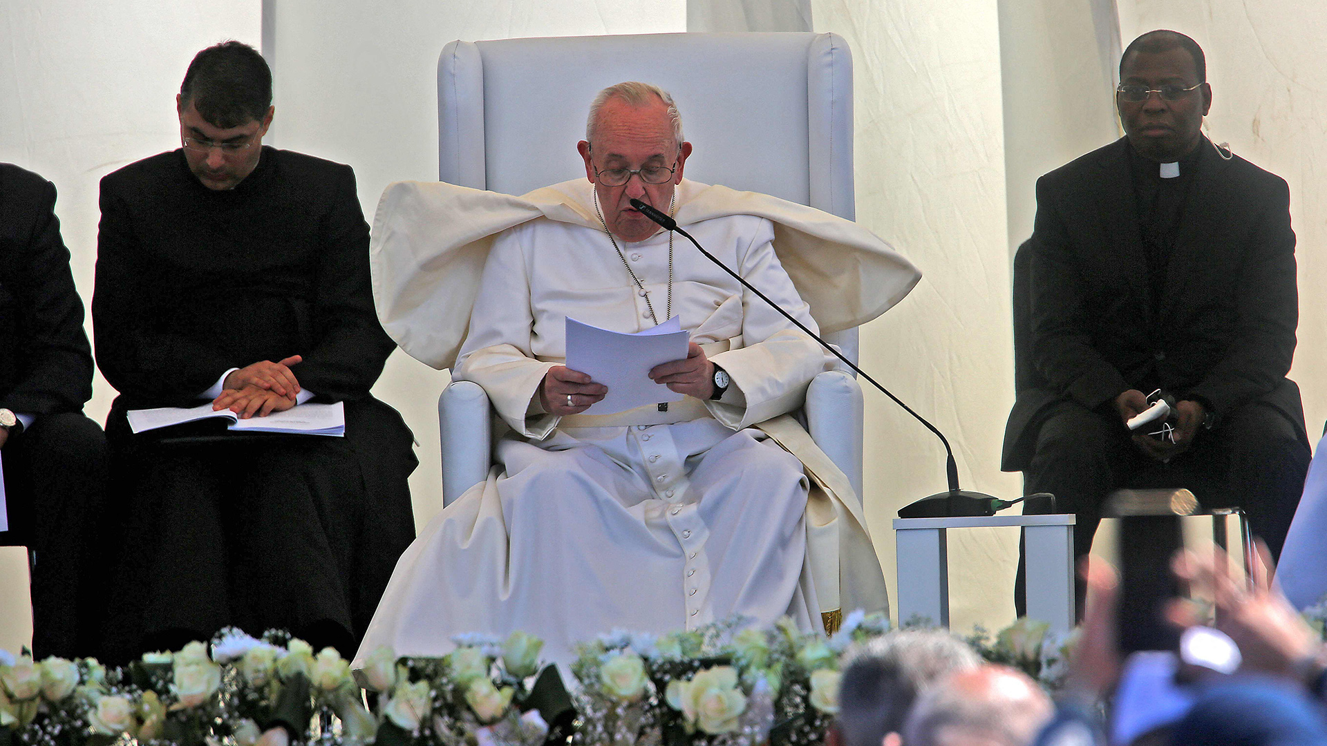 Papst Franziskus spricht während eines interreligiösen Gottesdienstes in Ur. | AFP