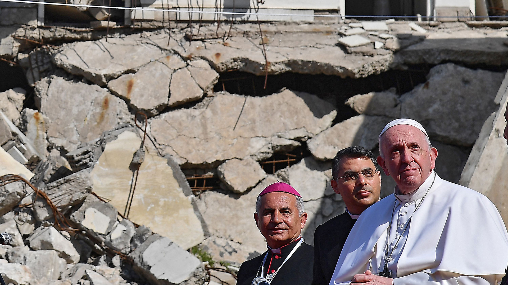 Papst Franziskus (R), begleitet vom chaldäisch-katholischen Erzbischof von Mosul Najib Michaeel Moussa (3.-R), Mossul/Irak. | AFP