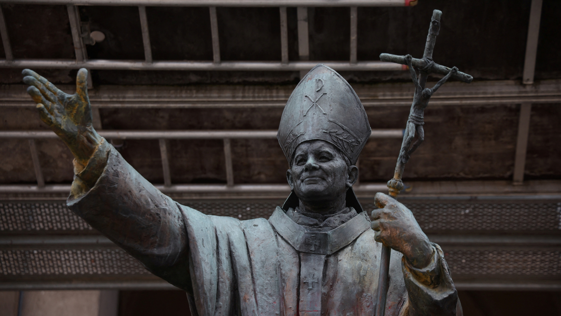 Eine Statue von Papst Johannes Paul II. vor einem Baugerüst in Warschau. | REUTERS
