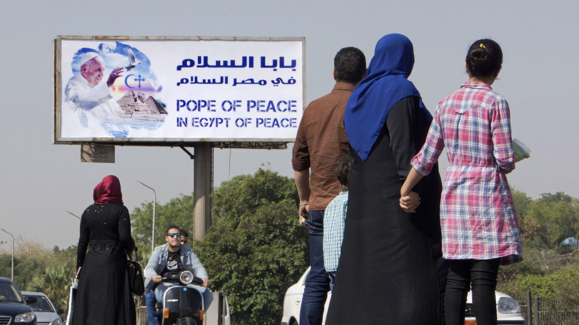 An viele Straßen Kairos hängen Plakate, die den Papst-Besuch ankündigen. | AP