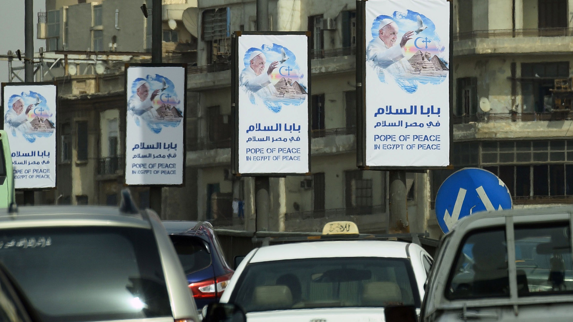 An viele Straßen Kairos hängen Plakate, die den Papst-Besuch ankündigen. | AFP