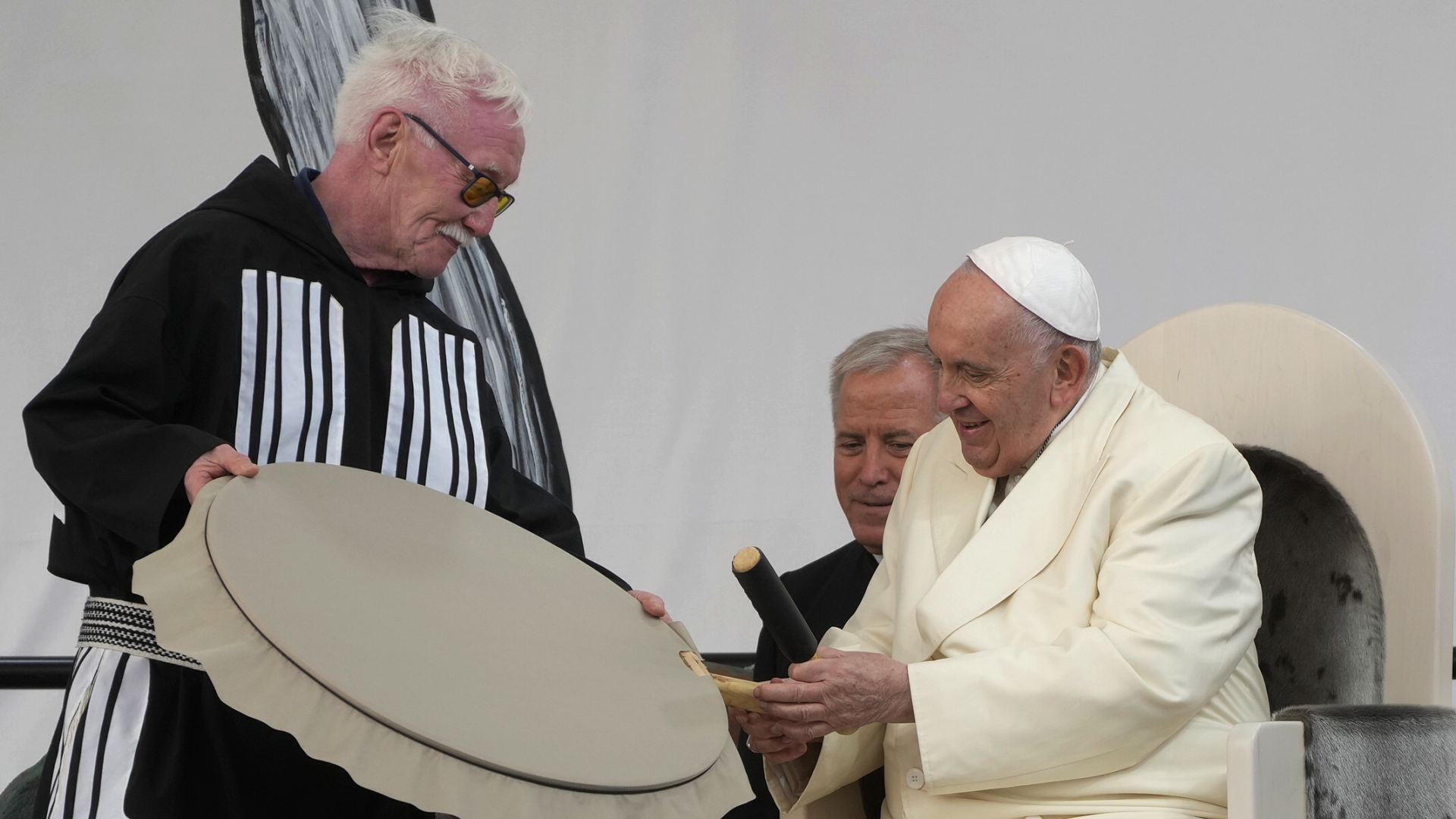 Papst Franziskus trifft einen indigenen Inuit in Iqaluit. | dpa