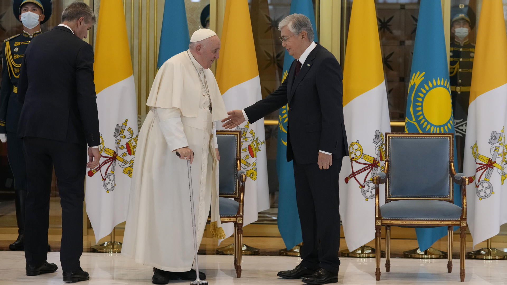 Papst Franziskus mit dem kasachischen Präsidenten Quassim-Schomart Toqajew | dpa