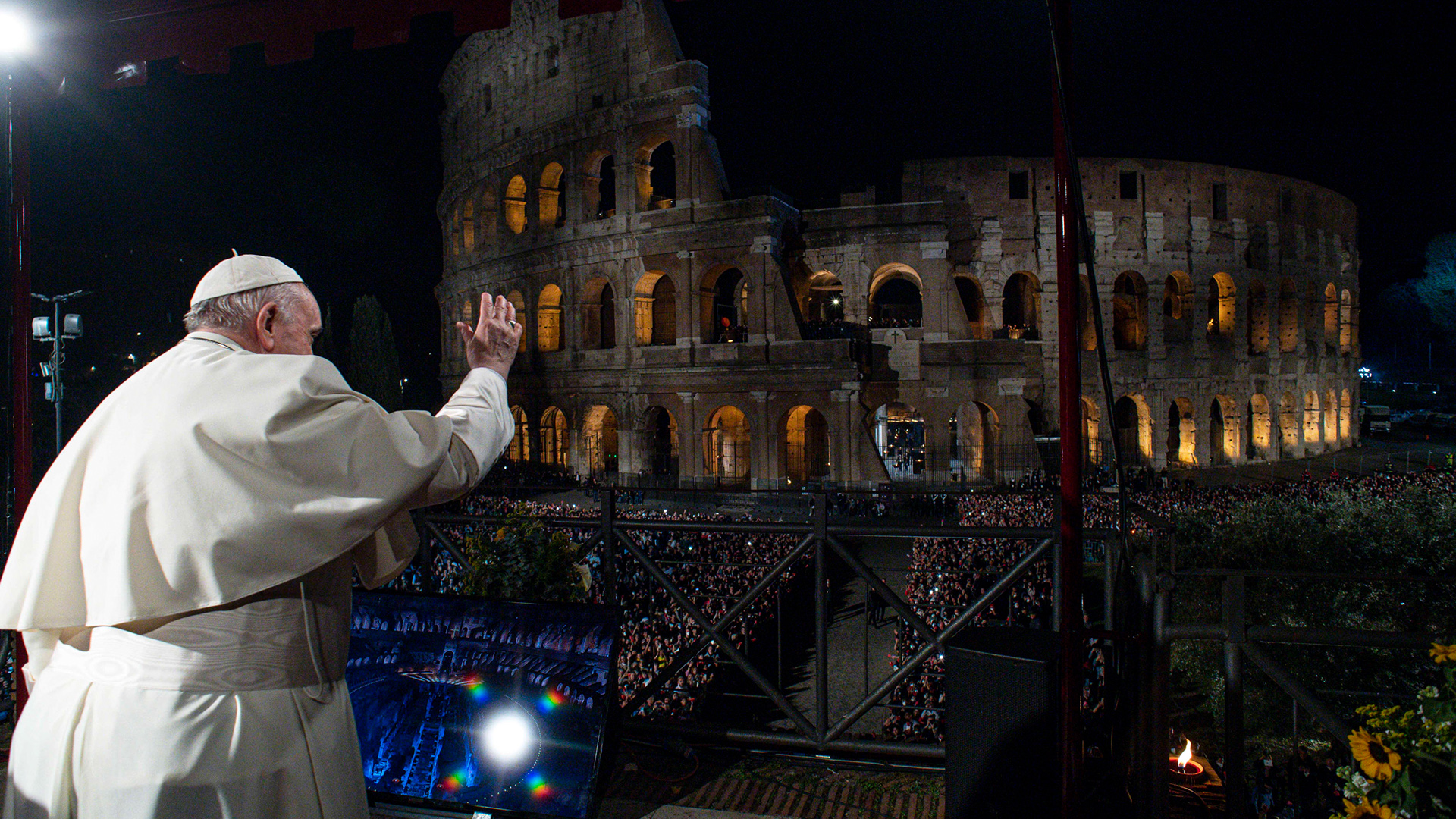 Papst Franziskus nimmt an der Fackelprozession auf der Via Crucis (Kreuzweg) am Karfreitag vor dem Kolosseum teil. | EPA