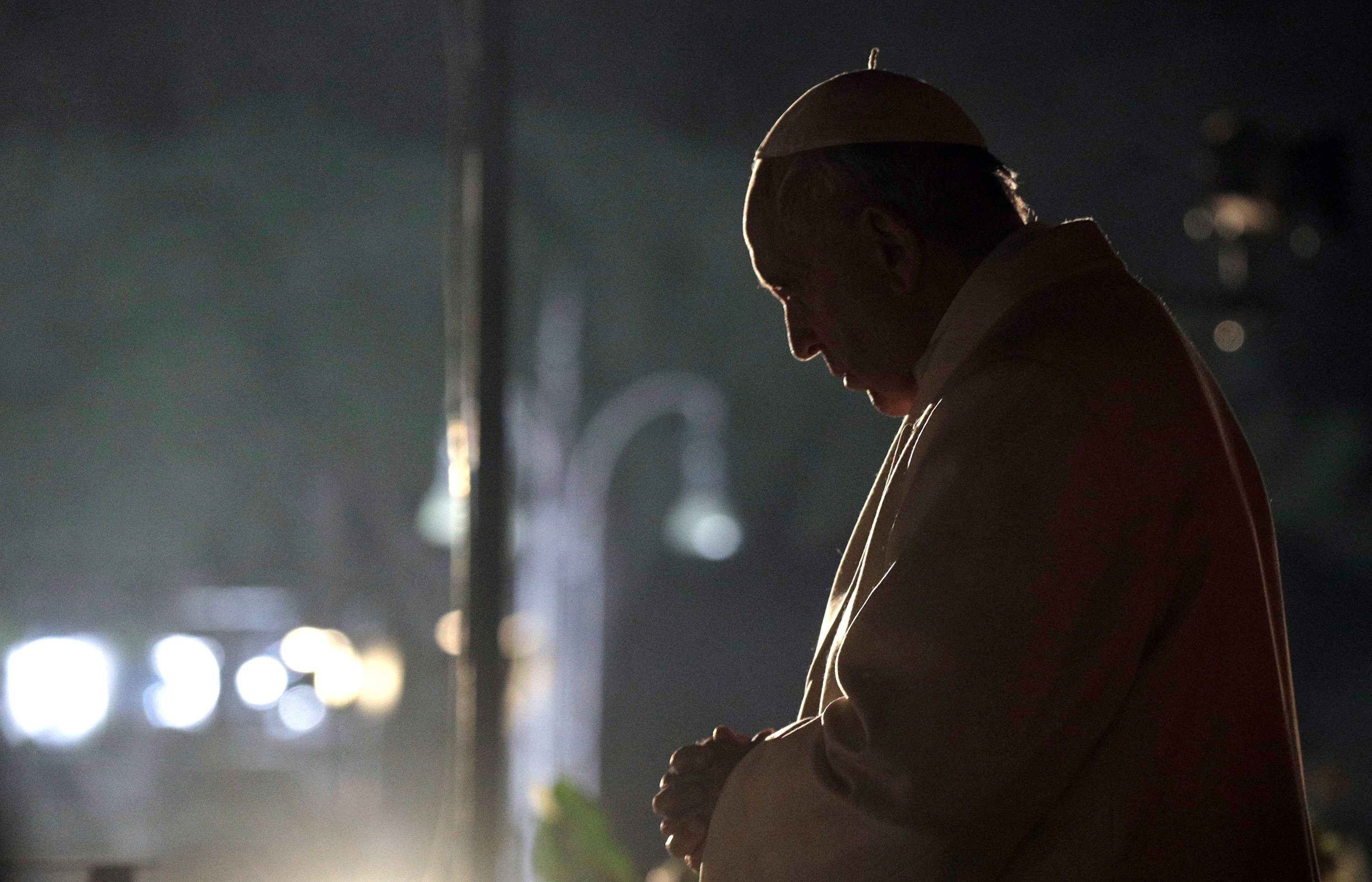 Papst betet am Kreuzweg
