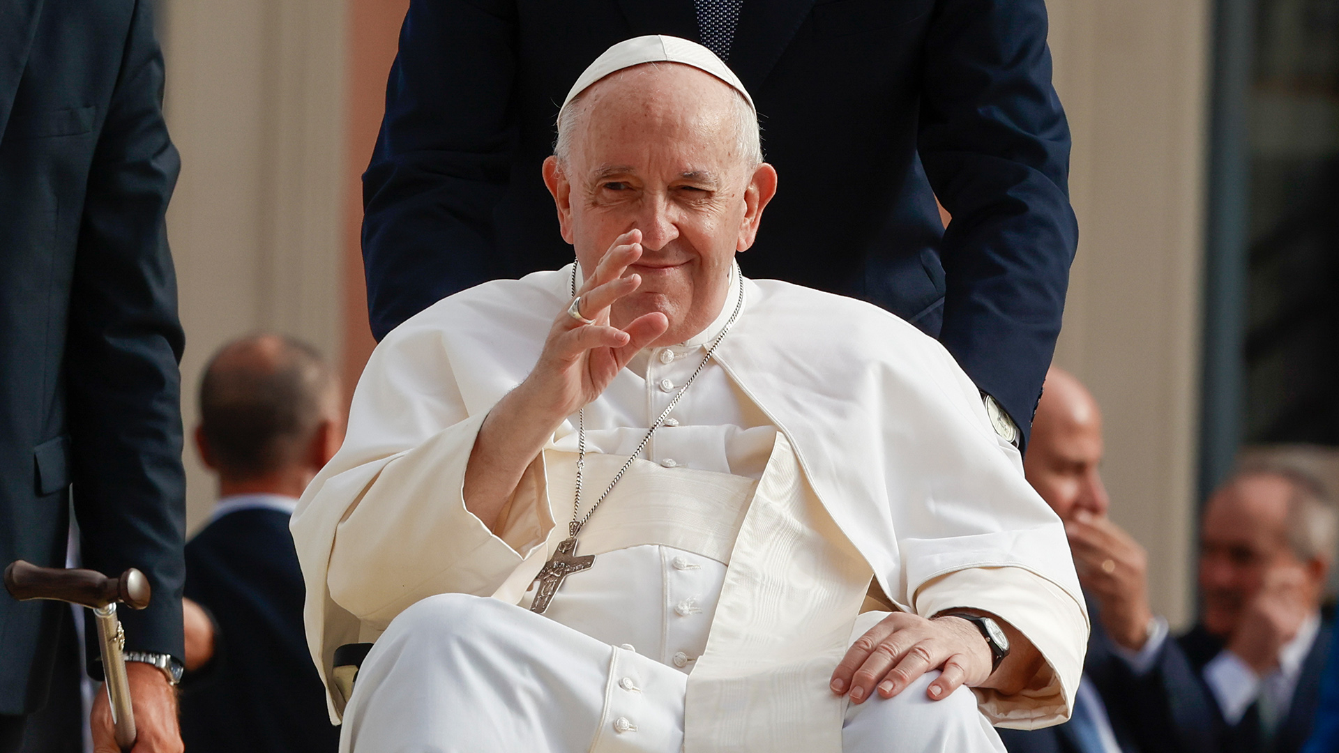 Papst Franziskus kommt zu einem Treffen mit Angehörigen der Opfer des Erdbebens von 2009 in L'Aquila. | dpa