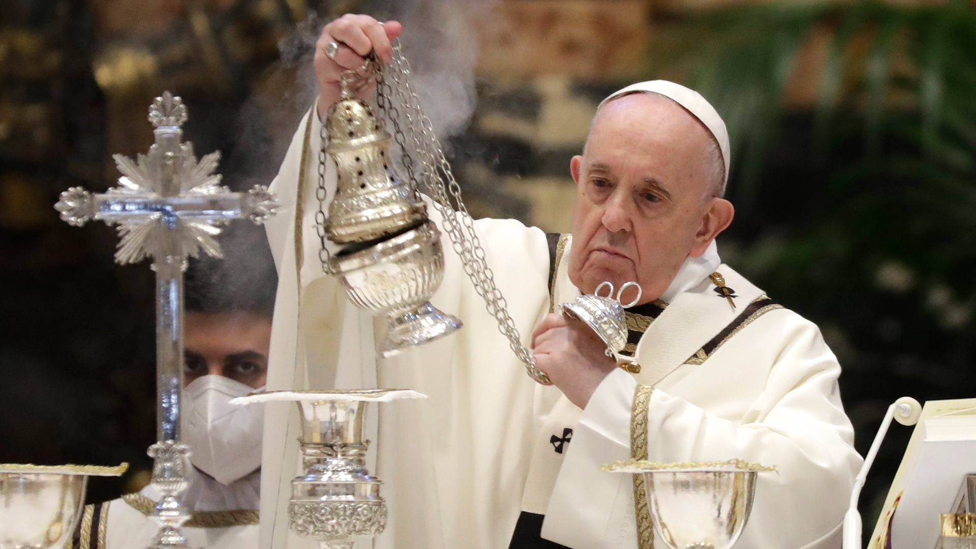 Vatikan, Vatikanstadt: Papst Franziskus während einer Chrisammesse im Petersdom.
