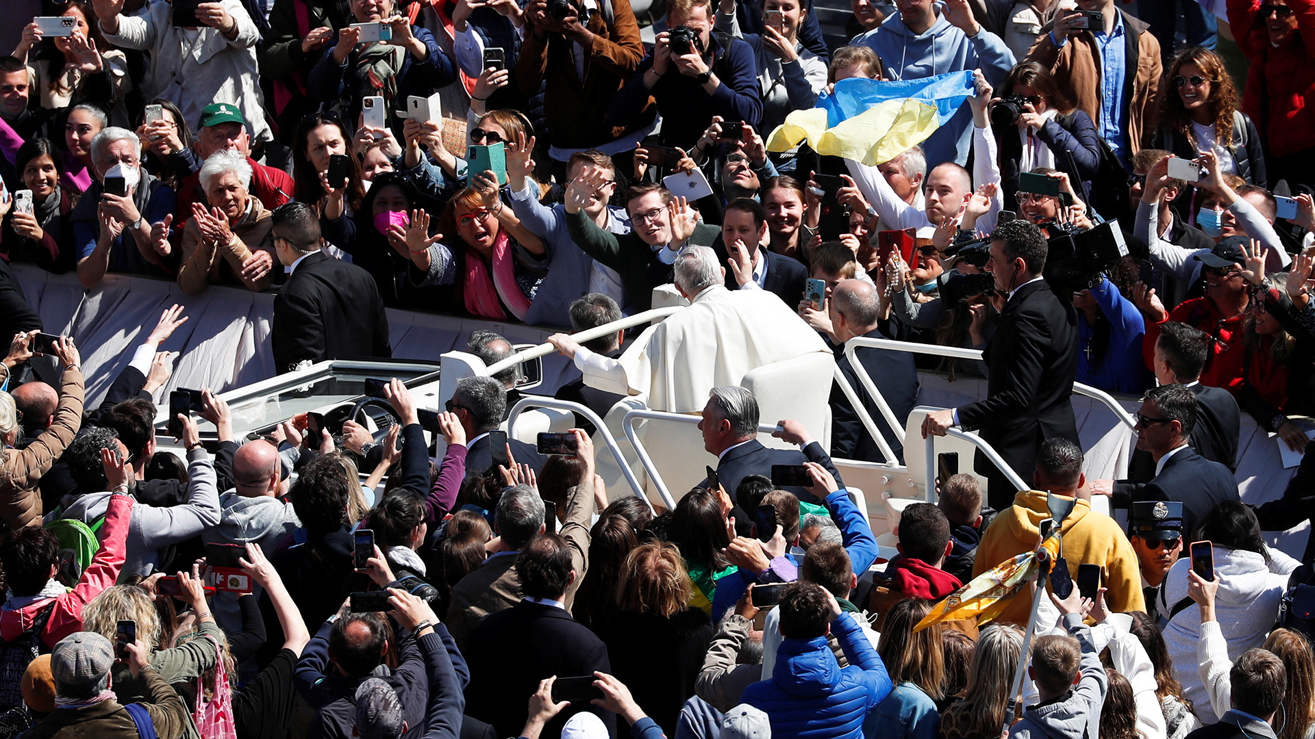 Papst Franziskus grüßt die Menschen, während er in seinem Papamobil über den Petersplatz fährt. | REUTERS