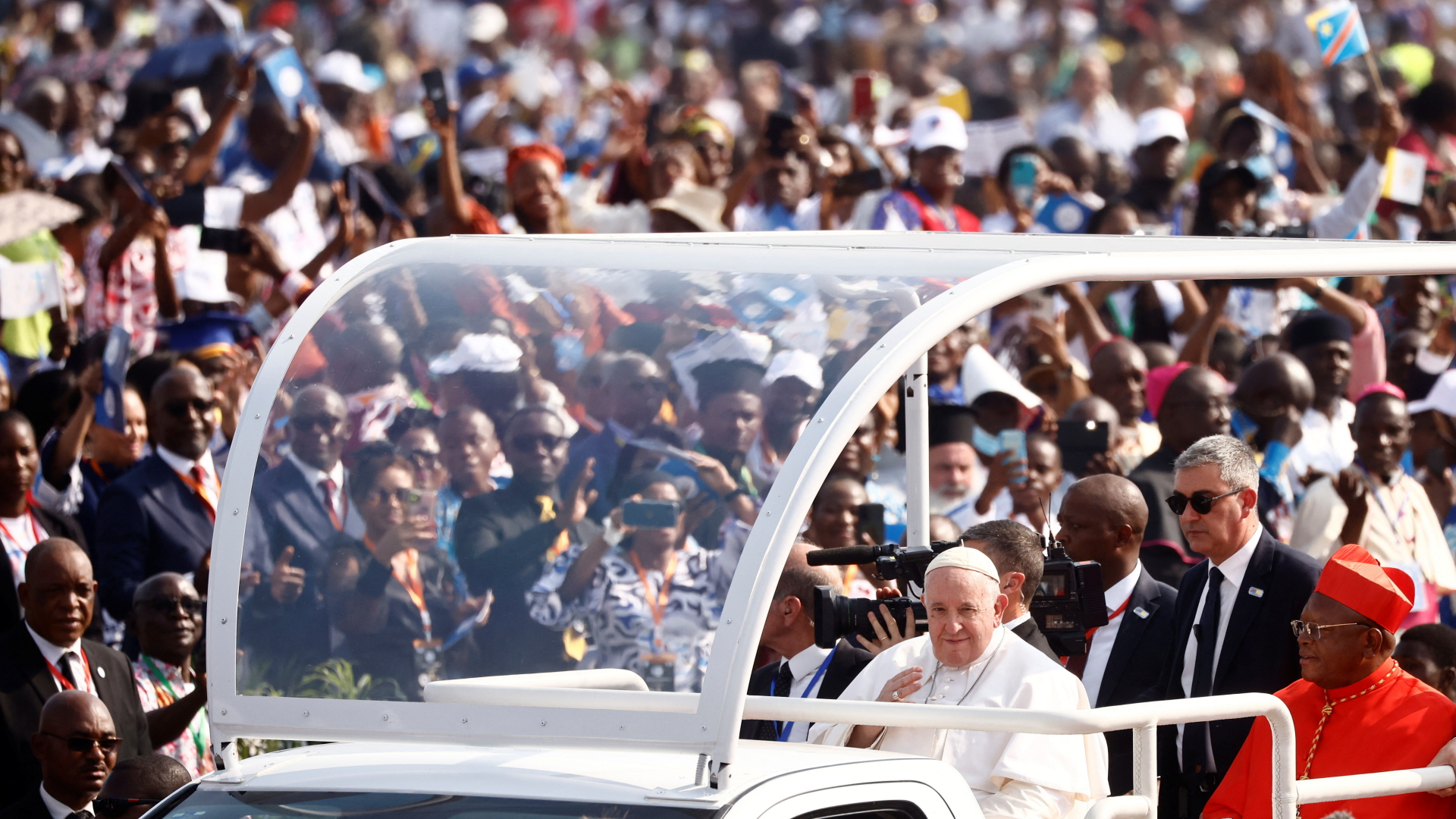 Der Papst fährt mit dem Papamobil durch eine Menschenmenge in Kinshasa. | REUTERS