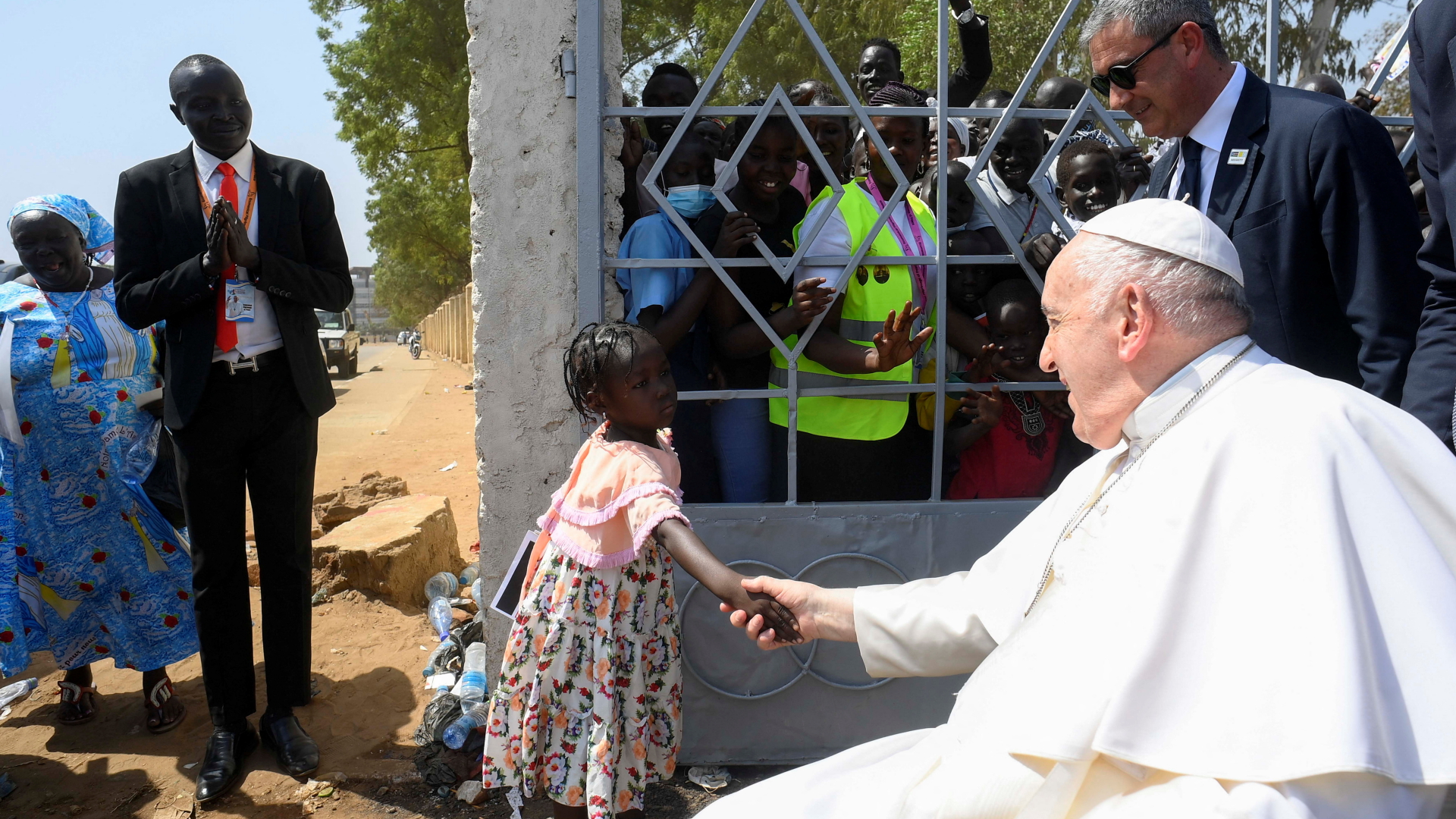 Der Papst schüttelt einem kleinen Mädchen in Juba, Südsudan, die Hand.  | via REUTERS