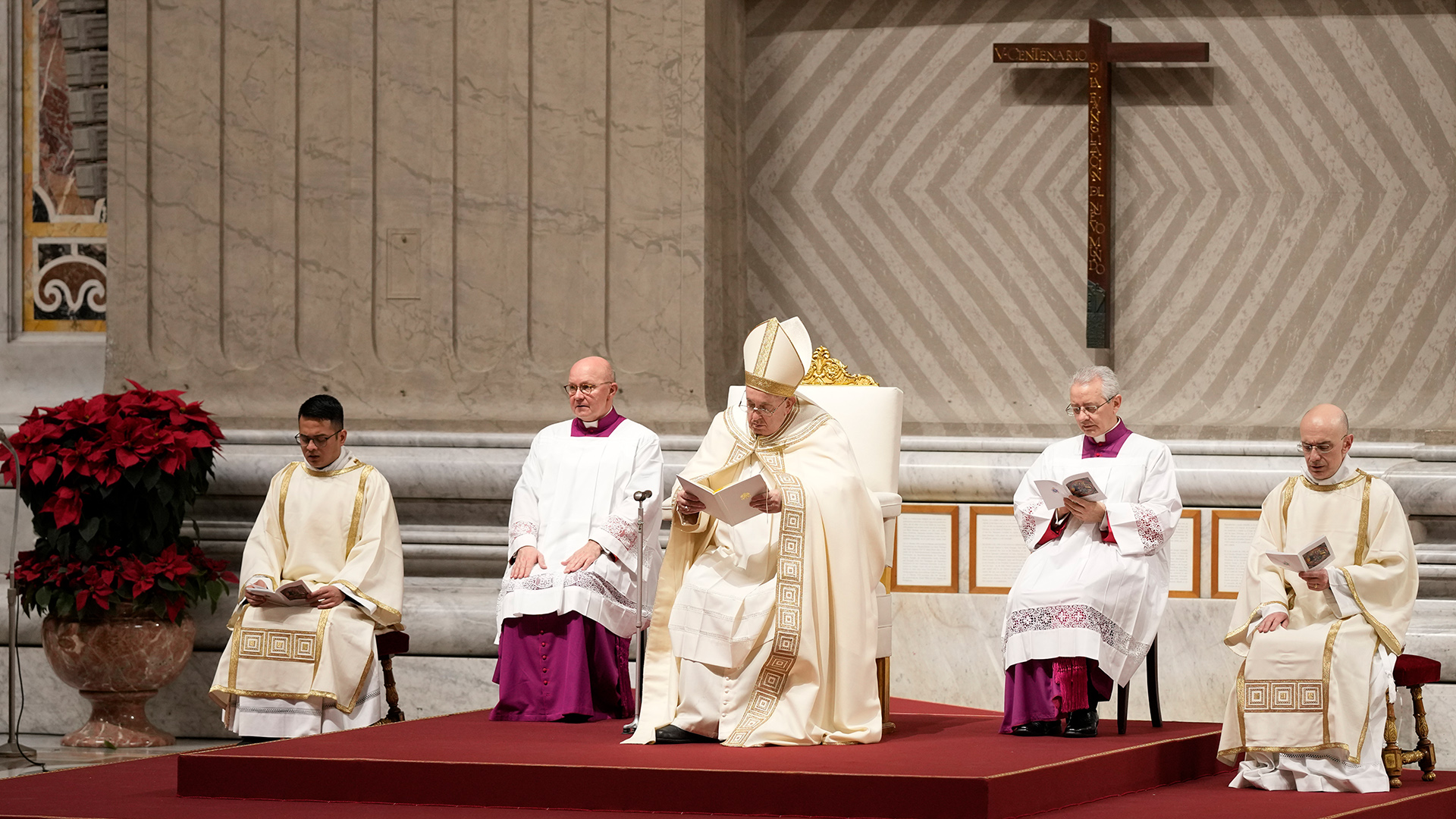 Papst Franziskus leitet die erste Vesper und das 'Te Deum' im Petersdom.  | dpa