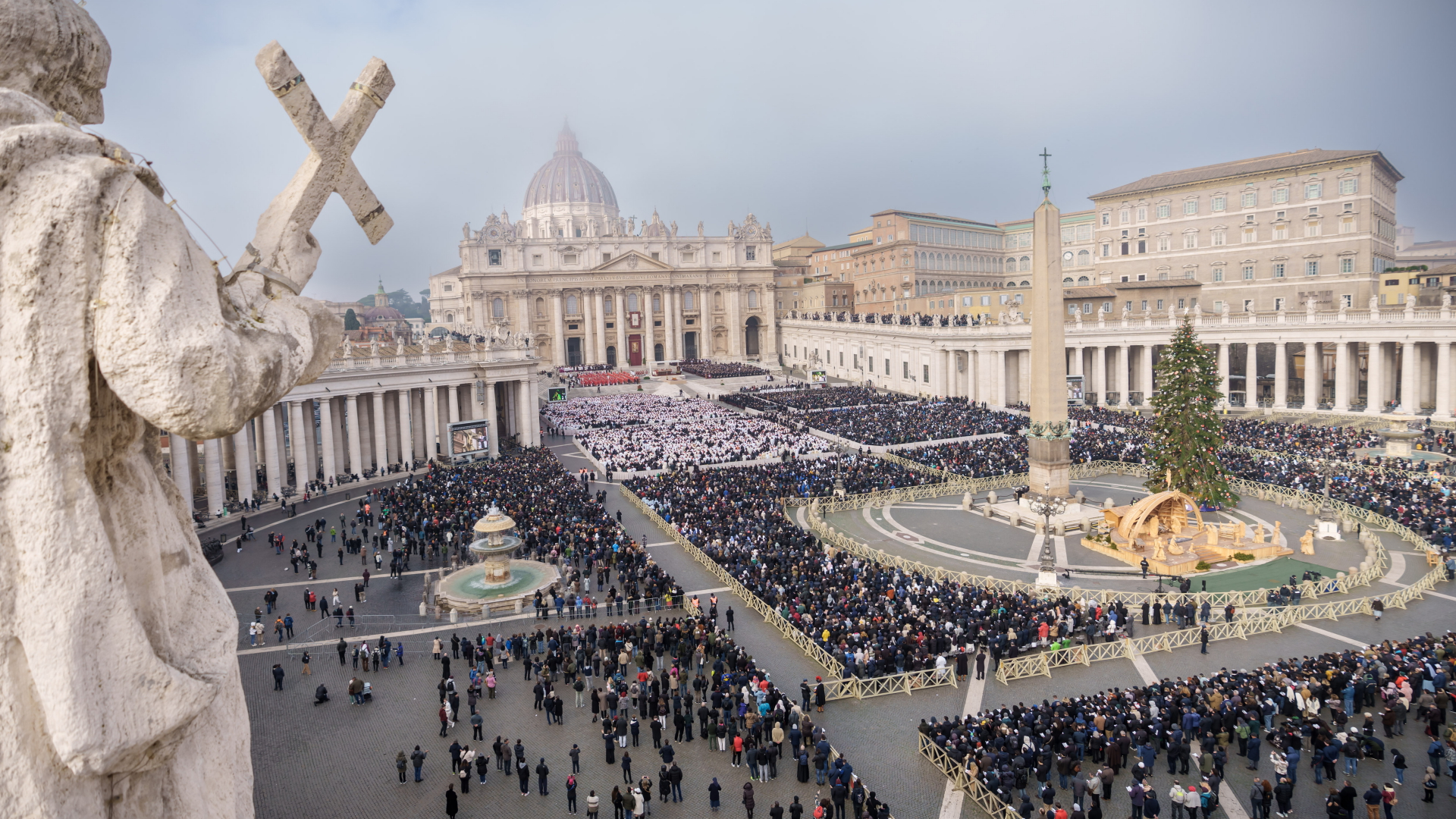Ein Blick auf den Petersplatz während der öffentlichen Trauermesse für den emeritierten Papst Benedikt XVI.  | dpa