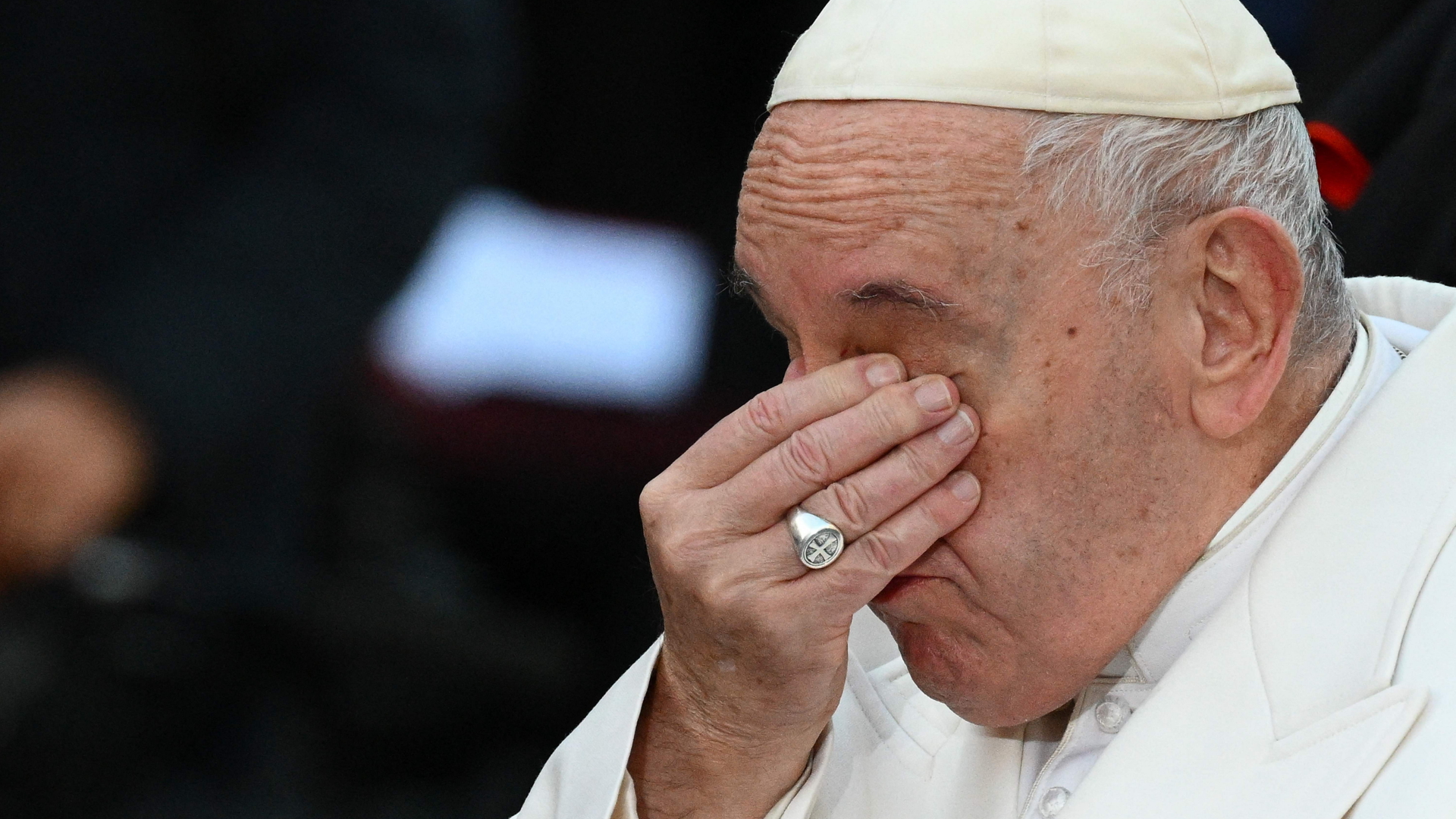 Der weinende Papst Franziskus bei einem Gebet vor der Säule der Unbefleckten Empfängnis, auf der Piazza di Spagna, in Rom; 8.12.22 | AFP