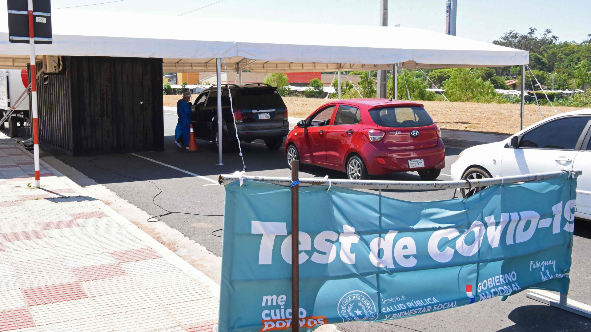 Autos stehen vor einer Durchfahr-Teststation gegen das Coronavirus in Asunción (Paraguay) | AFP