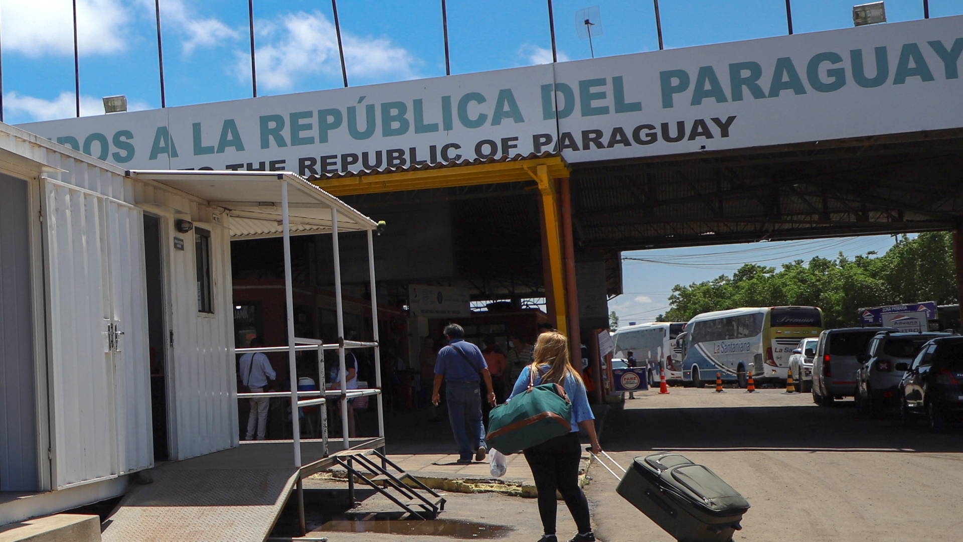Reisende an der Grenze zwischen Argentinien und Paraguay