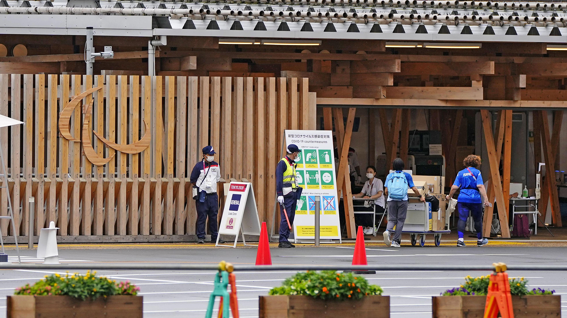 Eingang zum Athletendorf für die Paralympics im Hafenviertel Harumi. | dpa