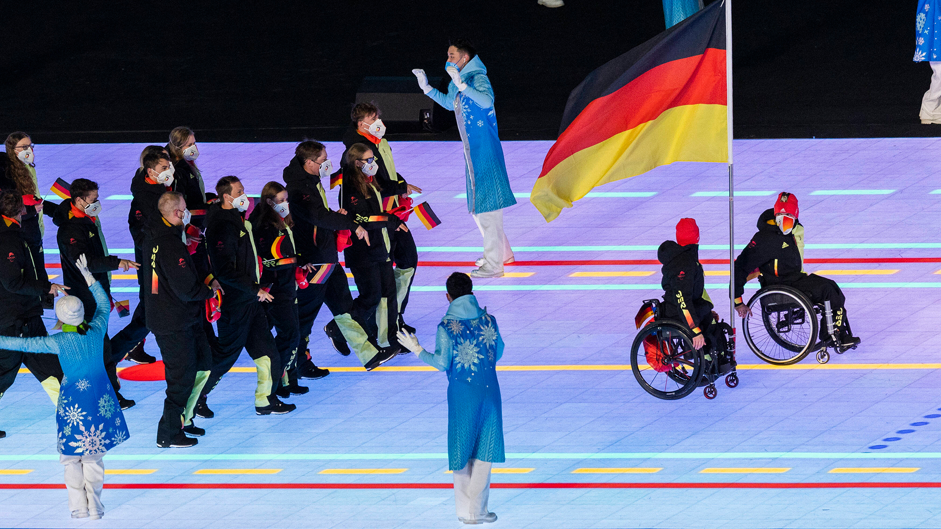 Solidaritätsgeste der deutschen Paralympics-Teilnehmer bei der Eröffnungsfeier | IMAGO/Mika Volkmann
