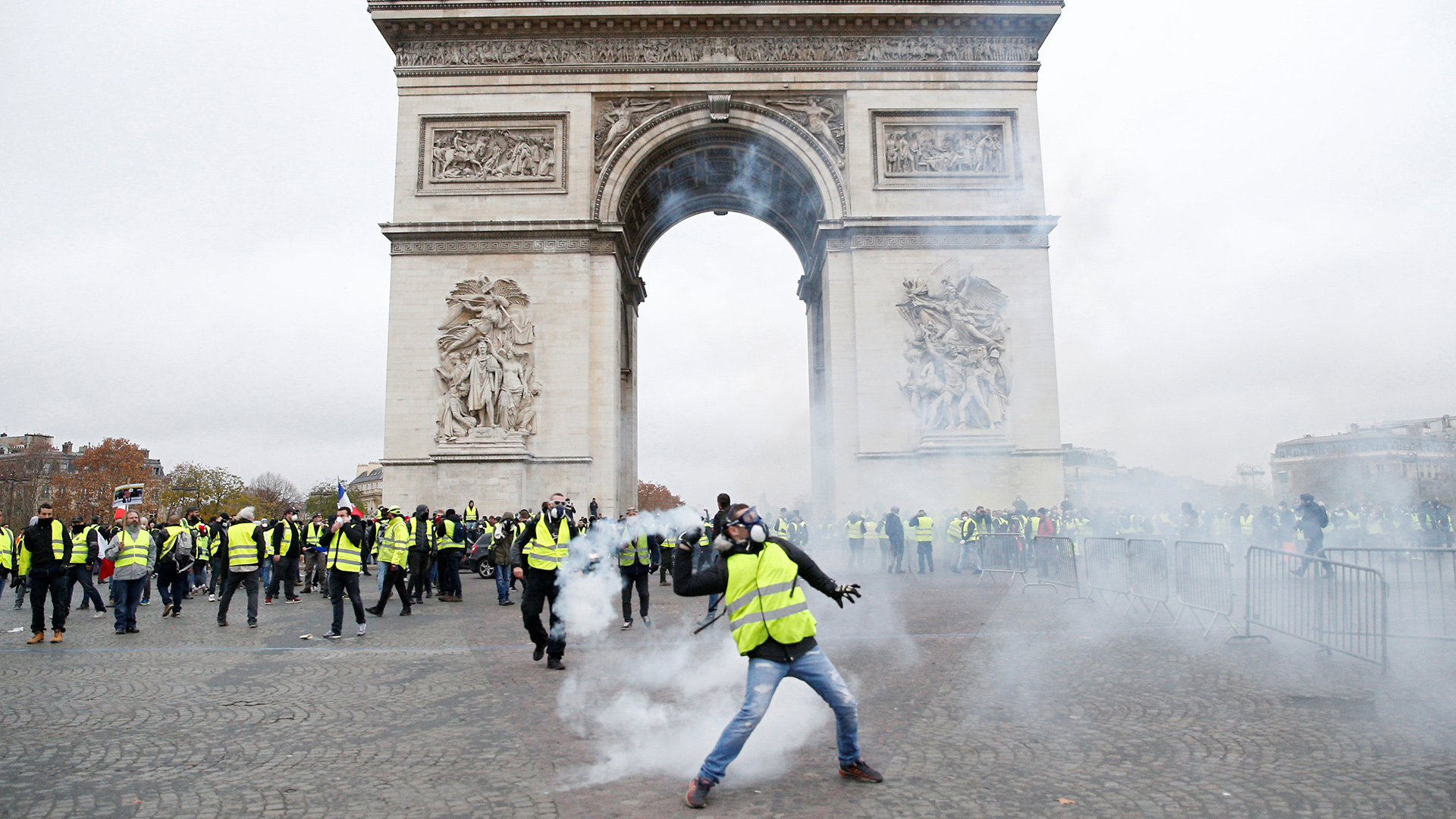 Gelbwesten in Tränengaswolken am Arc de Triomphe | Bildquelle: REUTERS