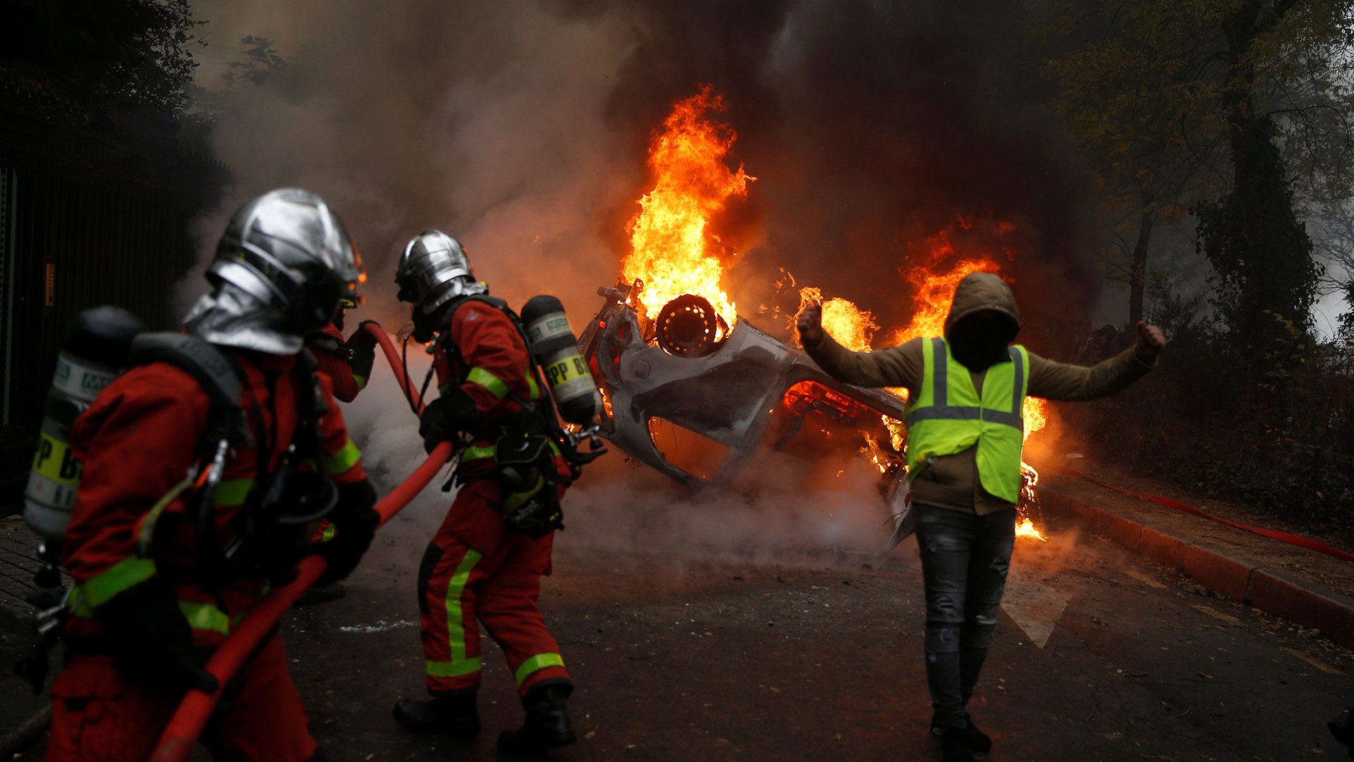 Feuerwehr löscht brennnedes Auto | Bildquelle: REUTERS
