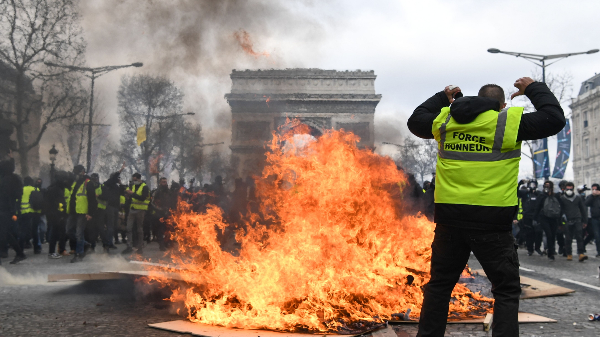 Ausschreitungen beim "Gelbwesten"-Protest in Paris | Bildquelle: AFP